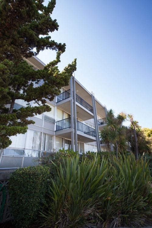 Flores Manor Apartments photo 3